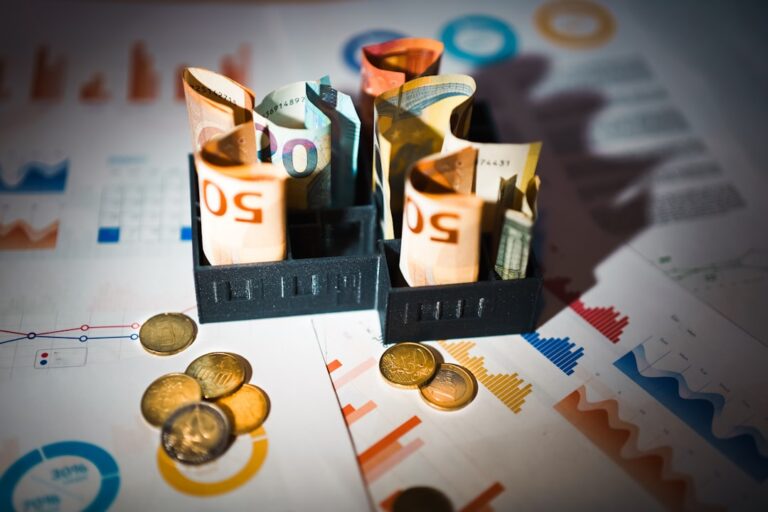 Uma Pilha De Dinheiro Sentado Em Cima De Uma Mesa 28z82J607p4