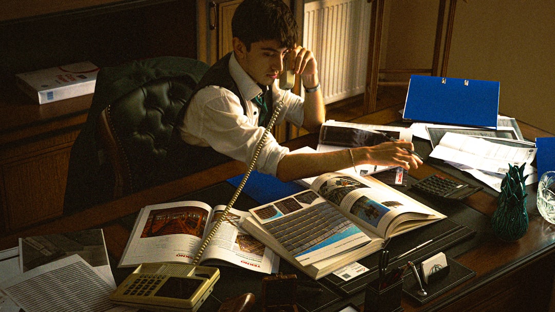 Uma Pessoa Sentada Em Uma Mesa Com Um Laptop Y9yN33iRmcA