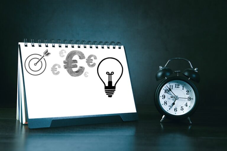 Calendario De Mesa Com Simbolos De Negocios E Despertador YKyyz4T3Rr4