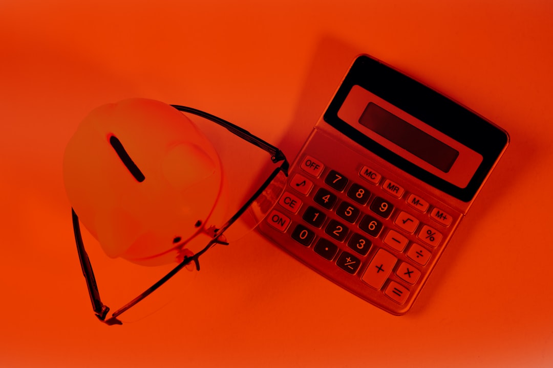 Um Cofrinho E Uma Calculadora Sobre Um Fundo Laranja kGHieYrMa38