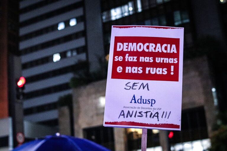 Um Sinal Vermelho E Branco Sentado Ao Lado De Uma Estrada Y3qnblt_YA0