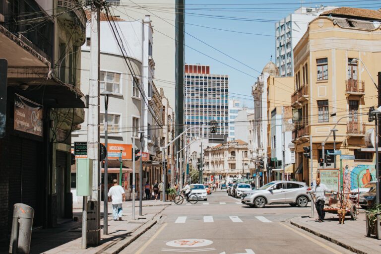 Lively intersection in Curitiba's cityscape with vehicles and pedestrians.