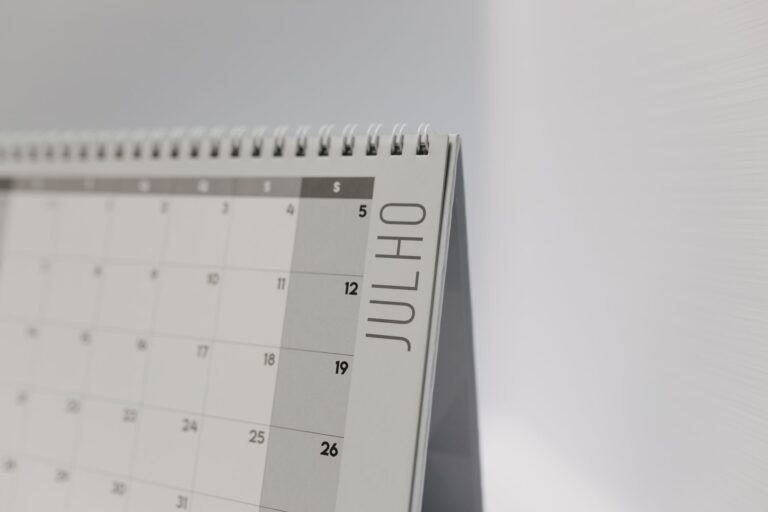 Minimalistic desk calendar displaying the month of July with a focus on weekdays.