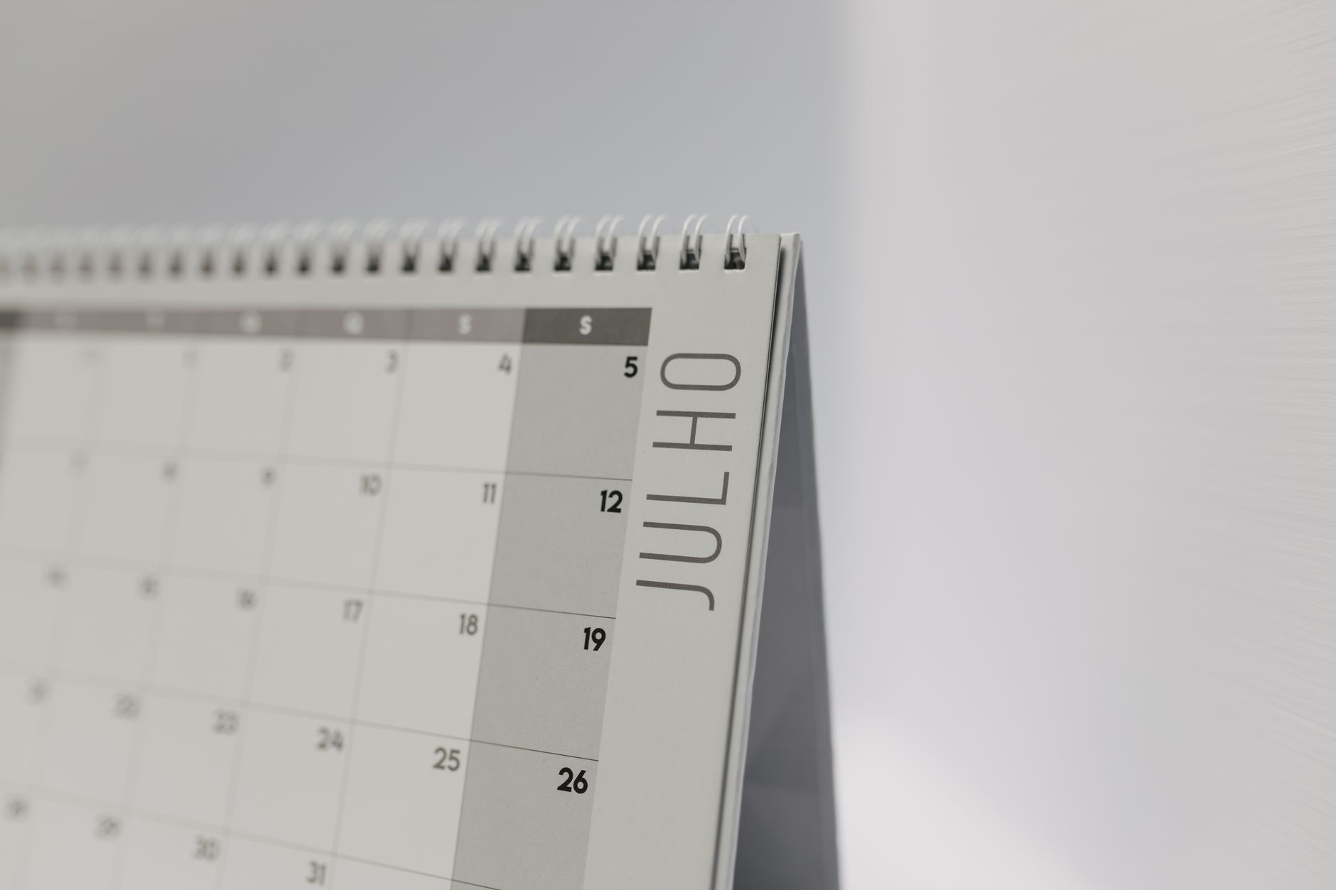 Minimalistic desk calendar displaying the month of July with a focus on weekdays.